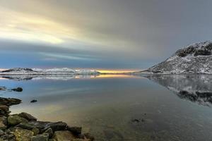 reflejo de vagspollen al amanecer en las islas lofoten, noruega en el invierno. foto