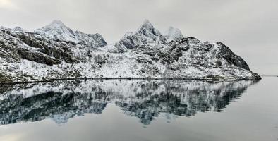 montañas y costa de maervoll, islas lofoten, noruega foto