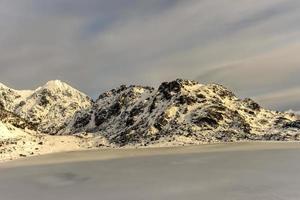 lago nevado vikvatnet en las islas lofoten, noruega en invierno. foto