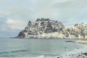 Playa de utakliev en las islas lofoten, noruega en invierno. foto