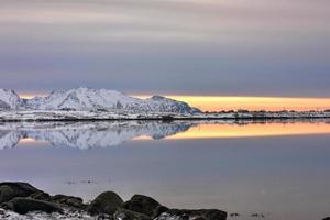 reflejo de vagspollen al amanecer en las islas lofoten, noruega en el invierno. foto