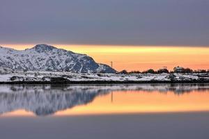 reflejo de vagspollen al amanecer en las islas lofoten, noruega en el invierno. foto