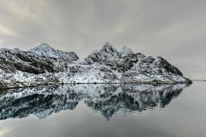 montañas y costa de maervoll, islas lofoten, noruega foto