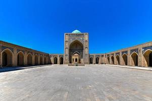 patio interior de la mezquita kalyan en bukhara, uzbekistán. foto