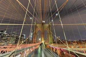 puente de brooklyn en la noche foto