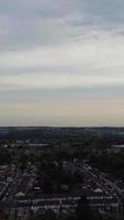 vista de alto ângulo de residências britânicas na cidade de luton, na inglaterra, reino unido video