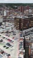 vista de ángulo alto de casas residenciales británicas en la ciudad de luton de inglaterra reino unido video