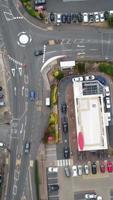 vista de alto ângulo de residências britânicas na cidade de luton, na inglaterra, reino unido video