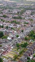 hög vinkel se av brittiskt bostads- hem på luton stad av England Storbritannien video