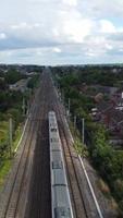 antenne beeldmateriaal van trein sporen voorbijgaan door stad video