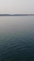 Luftaufnahmen vom britischen Sandstrand und Ozean. Vertikal- und Hochformat-4K-Aufnahmen vom Strand von Bournemouth mit Drohnenkamera während des Sonnenuntergangs video