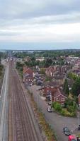 antenne beeldmateriaal van trein sporen voorbijgaan door stad video