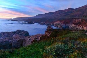 vista de la costa rocosa del pacífico desde el parque estatal garrapata, california. foto