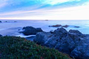 vista de la costa rocosa del pacífico desde el parque estatal garrapata, california. foto