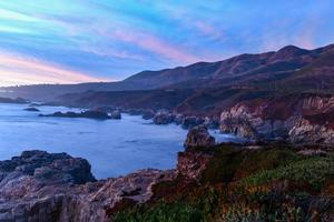 vista de la costa rocosa del pacífico desde el parque estatal garrapata, california. foto