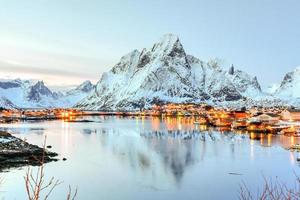 invierno en reine, islas lofoten, noruega. foto