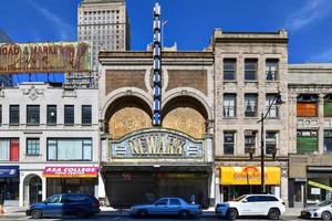 newark, nj - 21 de septiembre de 2019 - marquesina histórica del teatro supremo en market street en newark, nueva jersey. foto