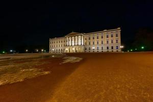 palacio real de oslo en la noche. el palacio es la residencia oficial del actual monarca noruego. foto