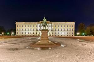 palacio real de oslo en la noche. el palacio es la residencia oficial del actual monarca noruego. foto