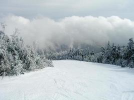 senderos cubiertos de nieve en una estación de esquí de invierno en vermont foto