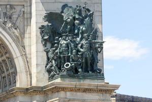 arco conmemorativo de soldados y marineros en la gran plaza del ejército en brooklyn, ciudad de nueva york foto