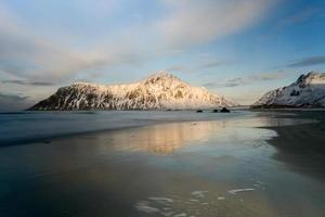 playa skagsanden en las islas lofoten, noruega en invierno. foto