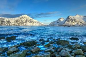 playa skagsanden en las islas lofoten, noruega en invierno. foto