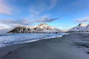 playa skagsanden en las islas lofoten, noruega en invierno. foto