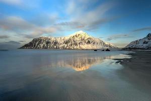 playa skagsanden en las islas lofoten, noruega en invierno. foto