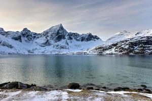 montañas en flakstadoya en las islas lofoten, noruega foto