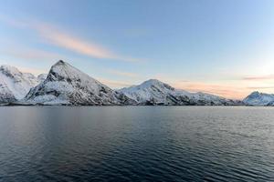 paisaje invernal a lo largo del pueblo de fredvang en las islas lofoten, noruega. foto