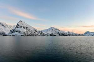 paisaje invernal a lo largo del pueblo de fredvang en las islas lofoten, noruega. foto