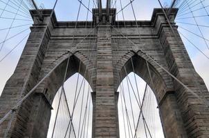 arcos góticos del puente de brooklyn en la ciudad de nueva york foto