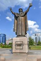 minsk, bielorrusia - 21 de julio de 2019 - monumento a francis lukic skorina un humanista bielorruso, médico, traductor y uno de los primeros impresores de libros en europa oriental. foto