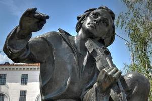 minsk, bielorrusia - 21 de julio de 2019 - monumento al escritor bielorruso yakub kolas en la plaza yakuba kolasa. foto