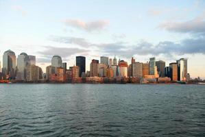 el horizonte inferior de manhattan desde el río hudson en la ciudad de nueva york. foto