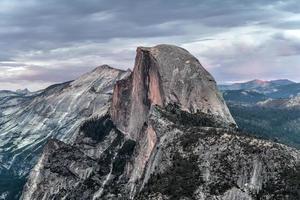 punto del glaciar, un mirador con una vista imponente del valle de yosemite, la mitad del domo, las cataratas de yosemite y las tierras altas de yosemite. foto