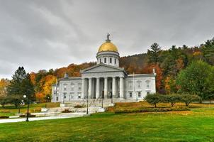 el edificio del capitolio estatal en montpelier vermont, estados unidos. la actual estructura de renacimiento griego es el tercer edificio en el mismo sitio que se utilizará como la casa del estado. fue ocupado en 1859. foto