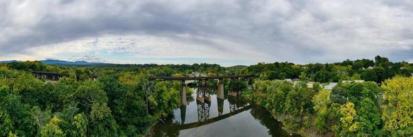 vista aérea del puente csx - catskill creek en catskill, nueva york. foto