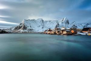 horario de invierno en reine, islas lofoten, noruega. foto