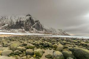 pintoresca playa de guijarros en eggum, islas lofoten, ártico, noruega, escandinavia, europa en un día nublado de invierno. foto