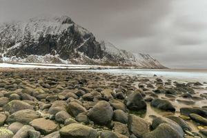 pintoresca playa de guijarros en eggum, islas lofoten, ártico, noruega, escandinavia, europa en un día nublado de invierno. foto