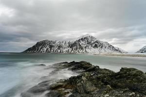 playa skagsanden en las islas lofoten, noruega en invierno en un día nublado. foto