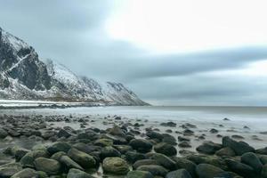 pintoresca playa de guijarros en eggum, islas lofoten, ártico, noruega, escandinavia, europa en un día nublado de invierno. foto