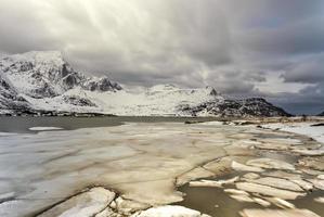 flakstadoya en las islas lofoten, noruega en invierno en un día nublado. foto