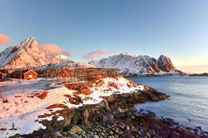 invierno en reine, islas lofoten, noruega. caldos para secar pescado al amanecer. foto