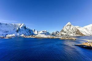 invierno en olenilsoya en reine, islas lofoten, noruega. foto