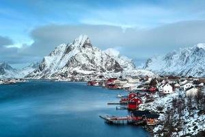 fondo de invierno de montaña en reine, islas lofoten, noruega foto