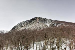 montañas blancas cubiertas de nieve de new hampshire en el invierno. foto