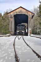 puente cubierto de clark's trading post en lincoln, new hampshire. foto